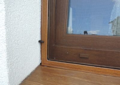 Moskitiera okienna montowana za roletą zewnętrzną